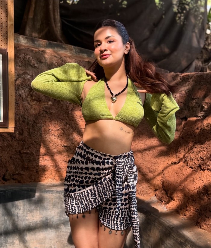 Avneet Kaur Effortlessly Stylish In A Trendy Crop Top And Wrap Skirt Avneet Kaur Effortlessly Stylish In A Trendy Crop Top And Wrap Skirt