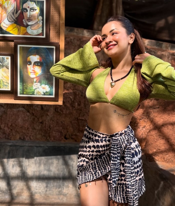Avneet Kaur Effortlessly Stylish In A Trendy Crop Top And Wrap Skirt Avneet Kaur Effortlessly Stylish In A Trendy Crop Top And Wrap Skirt