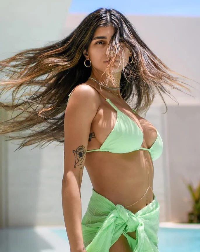 Mia Khalifa Bikini Hottest Looks – Sexiest Beach Styles & Outfits 19 Mia Khalifa Bikini Looks 7 greeny